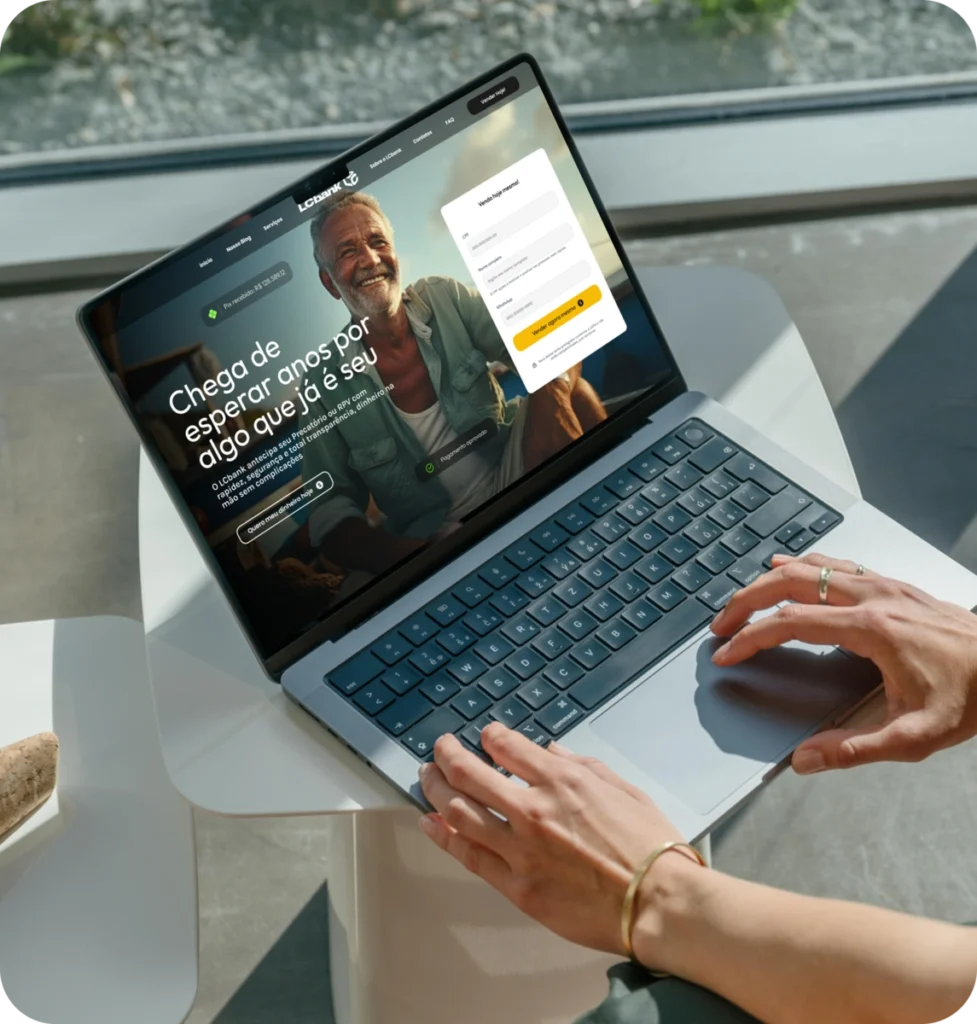Pessoa usando laptop com site LCBank, antecipando Precatório e RPV para ter dinheiro rápido